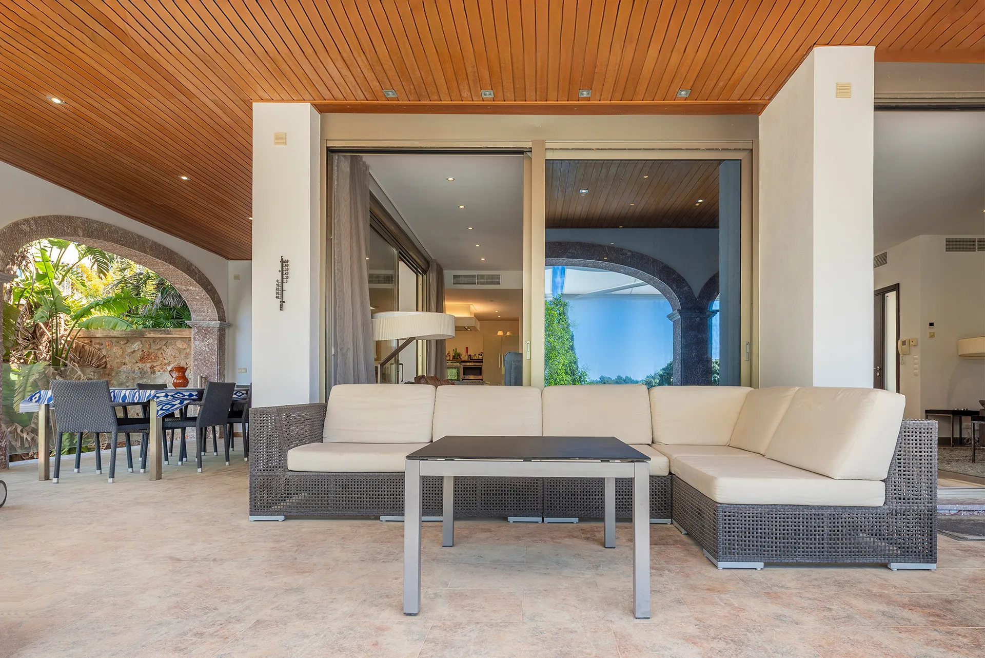 Wohnen auf höchstem Niveau - Designvilla mit Infinity-Pool und einzigartiger Architektur-2