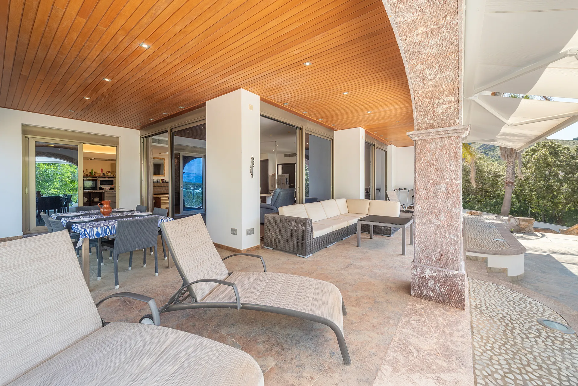 Wohnen auf höchstem Niveau - Designvilla mit Infinity-Pool und einzigartiger Architektur-7