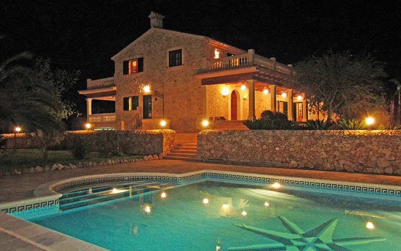 Traditioneel stenen landhuis in een romantische omgeving in Lloret de Vista Alegre