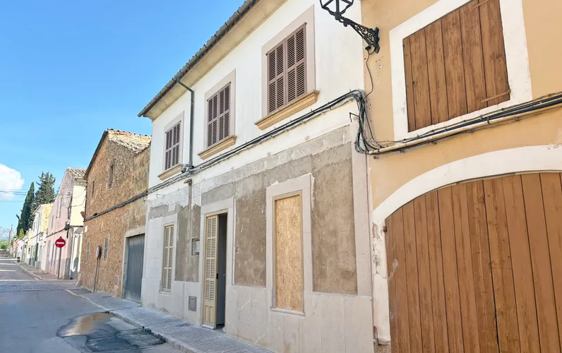 Charming, newly renovated village house with roof terrace in a quiet location in Consell
