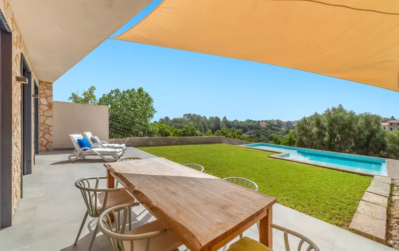 Kamienica w spokojnej okolicy z basenem i garażem