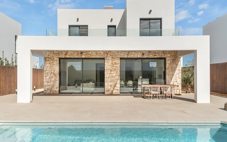 Ponadczasowy dom wolnostojący z dużym basenem