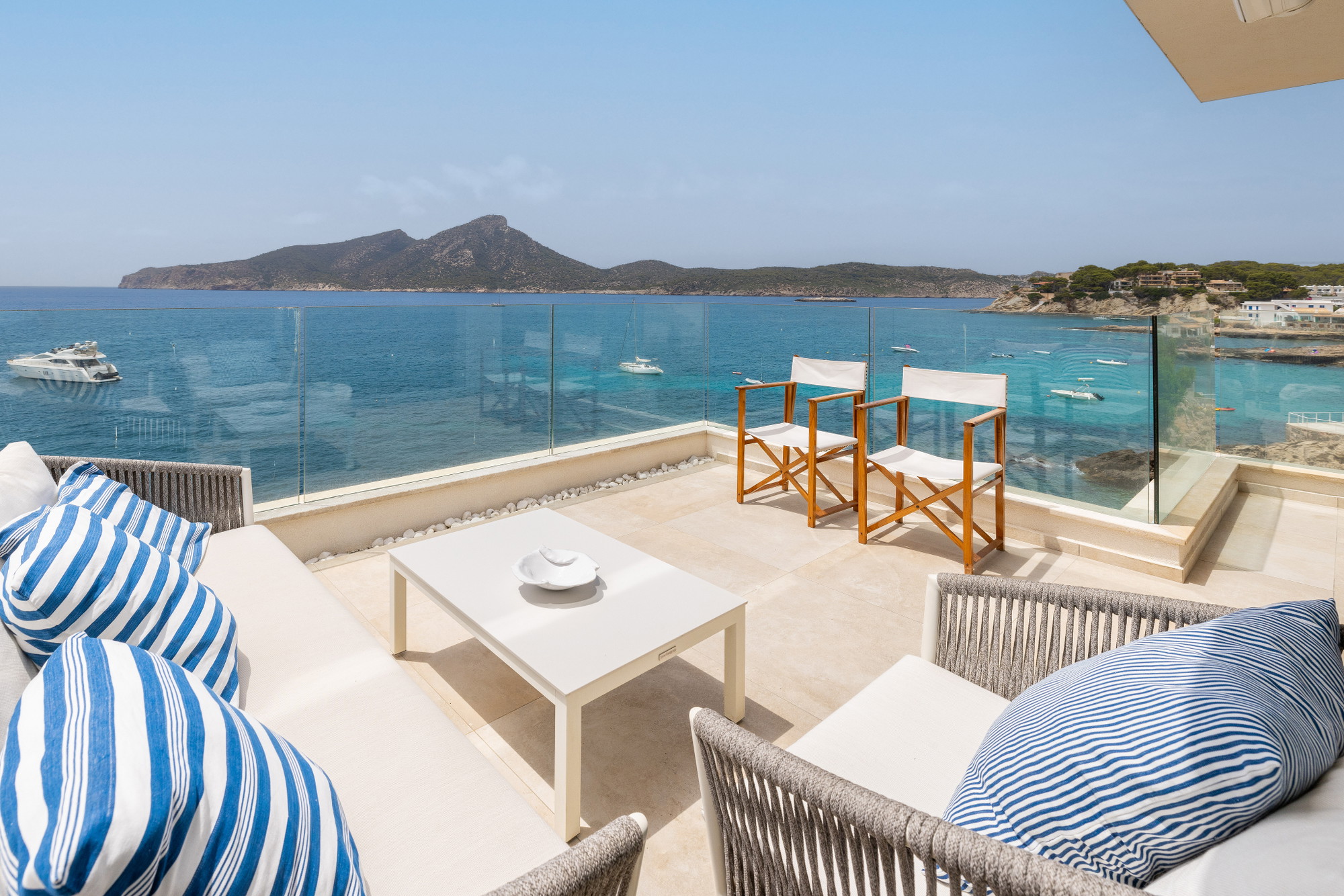 Architettura, mare e luce in primo piano a Sant Elm