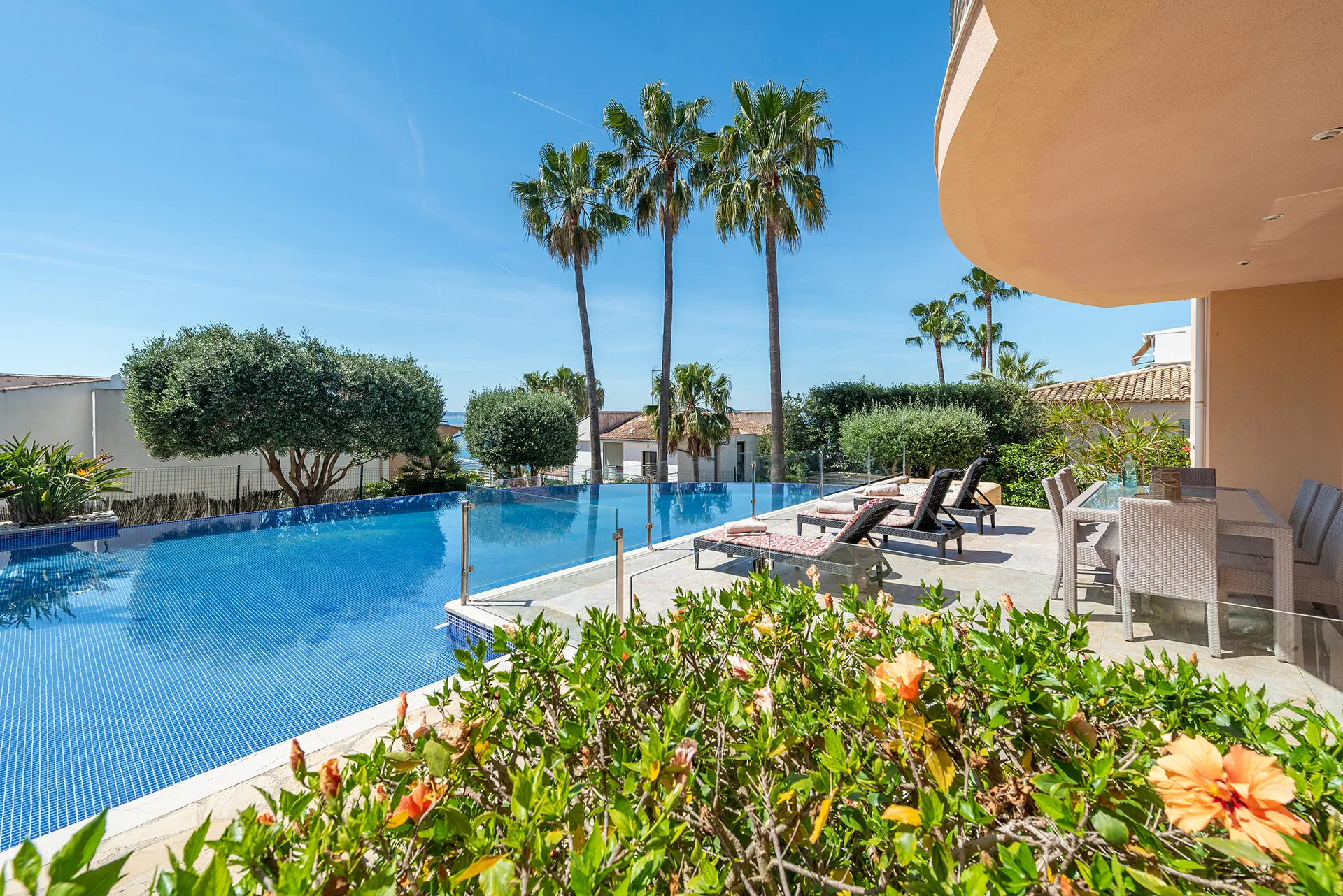 Exclusive villa with a holiday rental license, pool, and sea views in Puerto de Alcudia-5