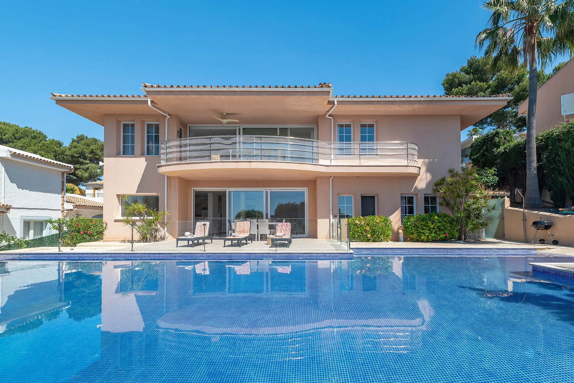 Exclusive villa with a holiday rental license, pool, and sea views in Puerto de Alcudia-10