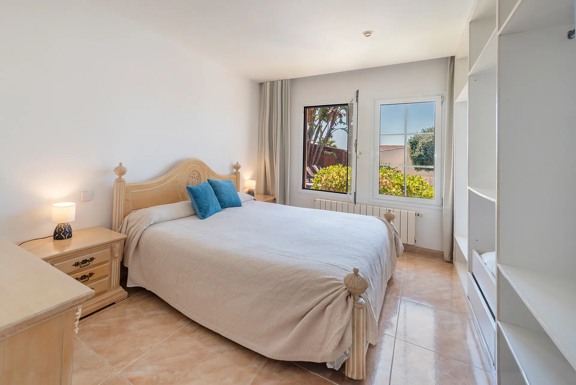 Exclusive villa with a holiday rental license, pool, and sea views in Puerto de Alcudia-13