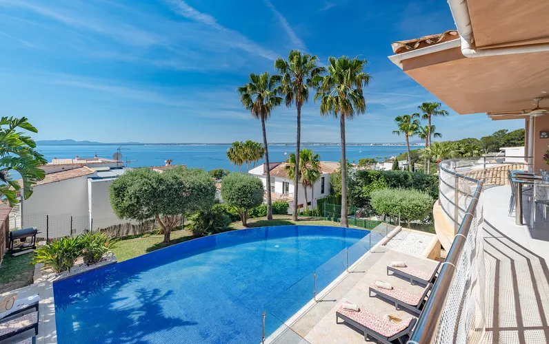 Villa esclusiva con licenza di affitto vacanze, piscina e vista sul mare a Puerto de Alcudia