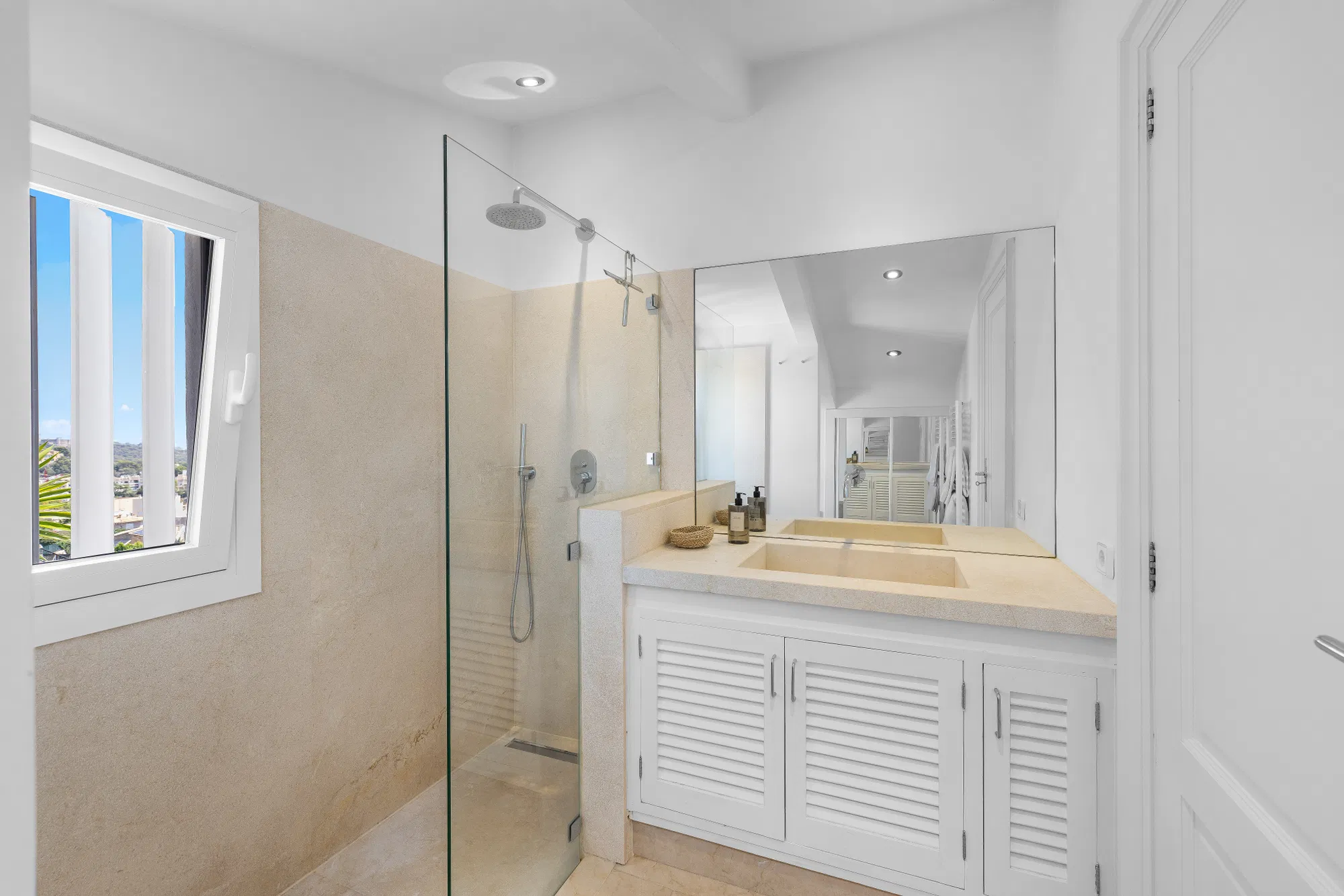 Short term rental: Mediterranean villa with panoramic views of Palma and the sea-12