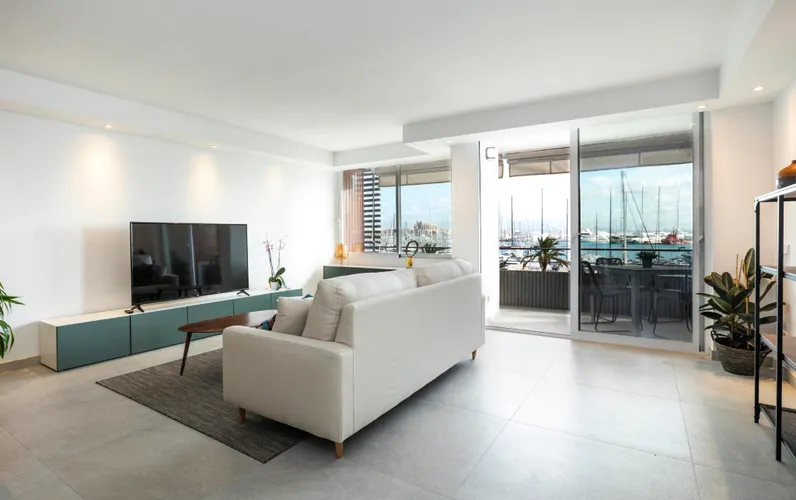 Renovated Apartment with Harbor Views