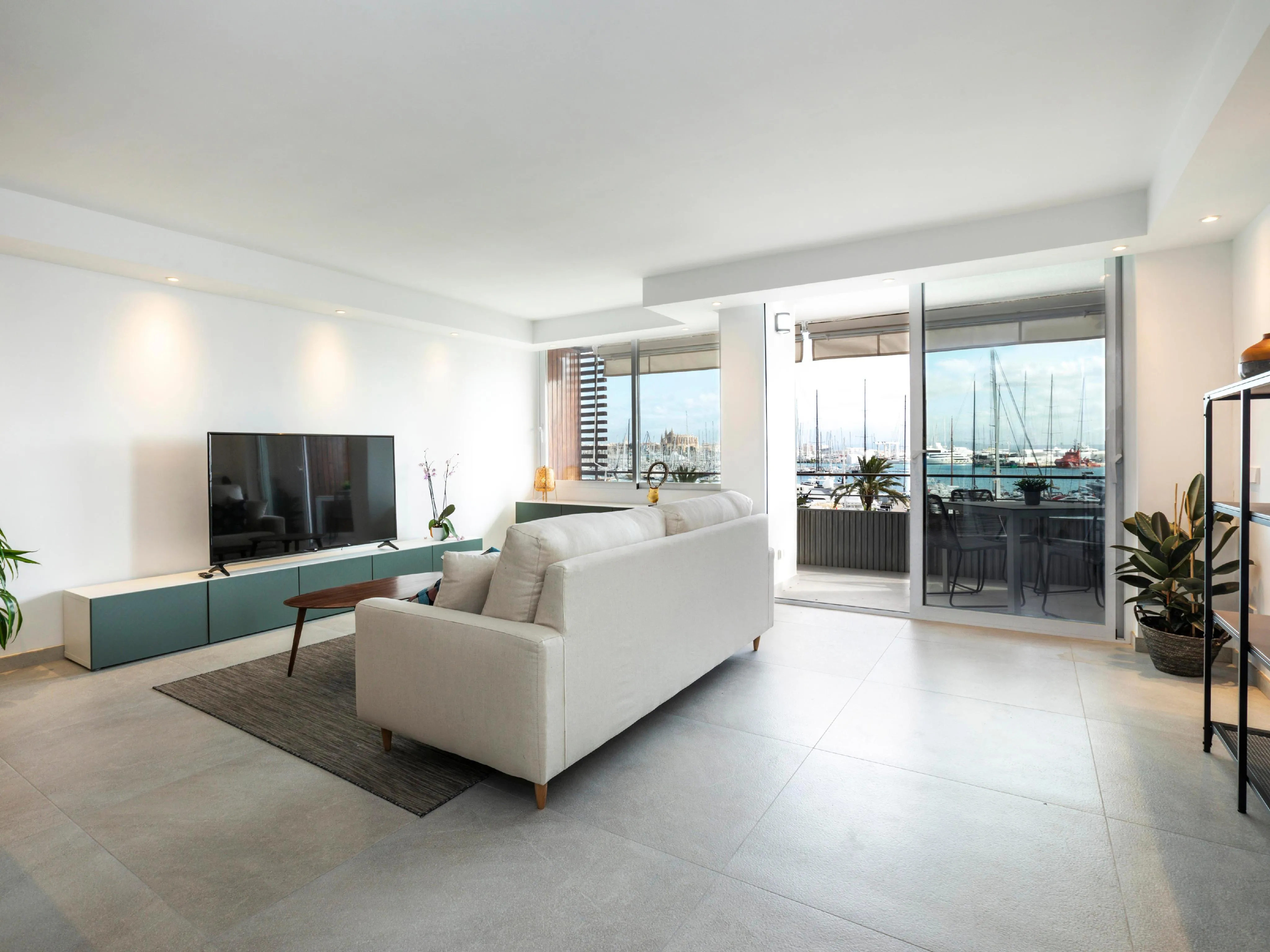 Appartamento ristrutturato con vista sul porto-1