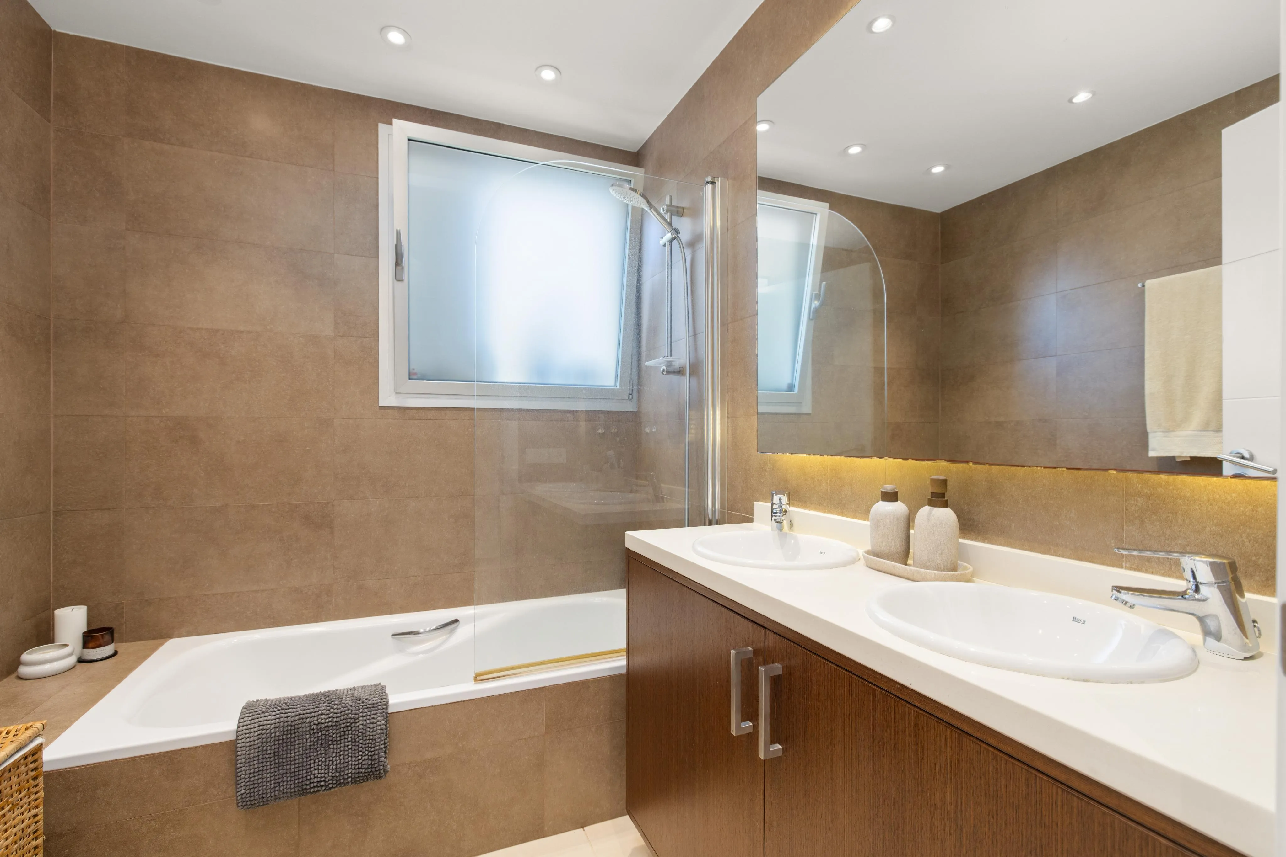 Licht appartement op de begane grond met privézwembad-7