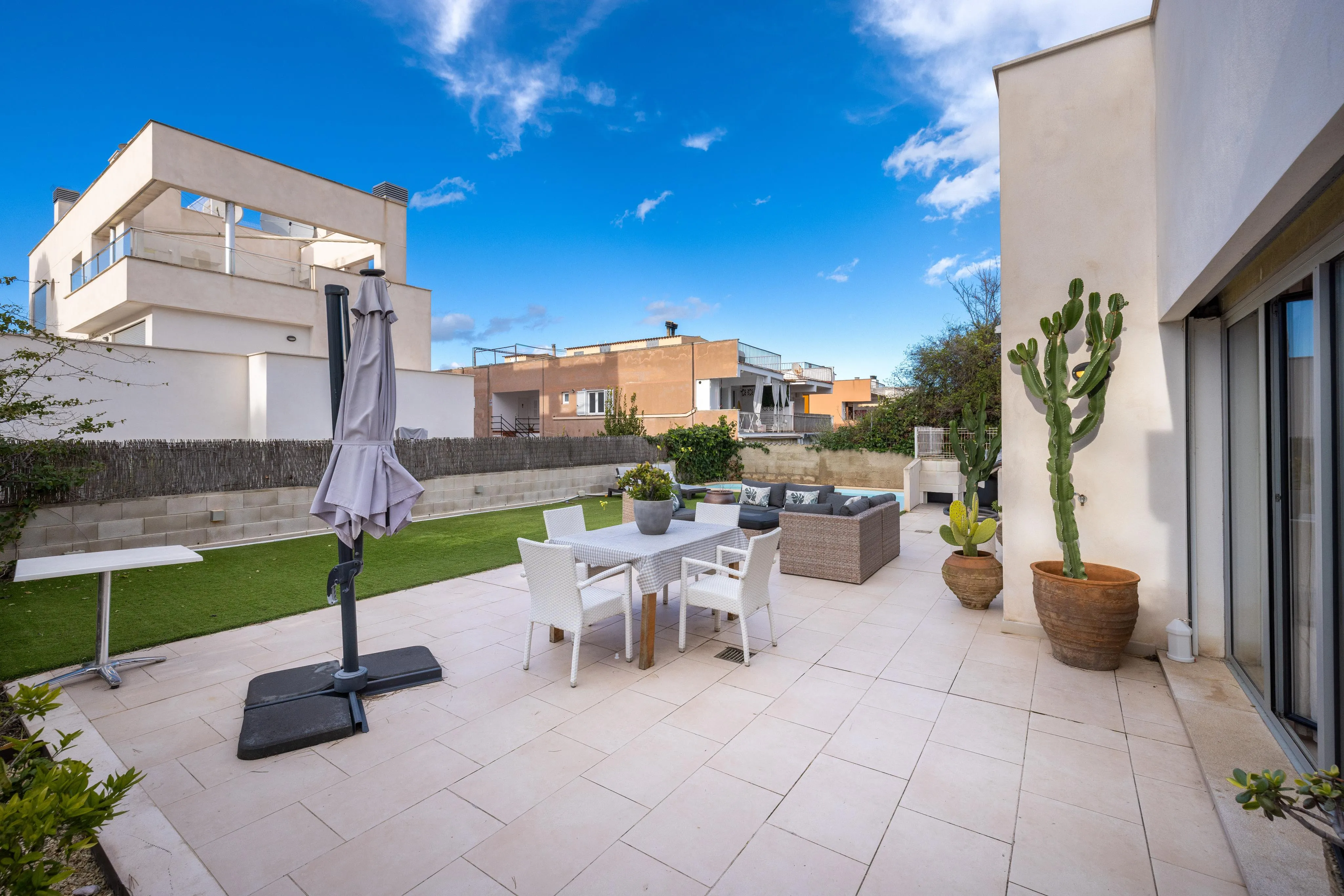 Licht appartement op de begane grond met privézwembad-11
