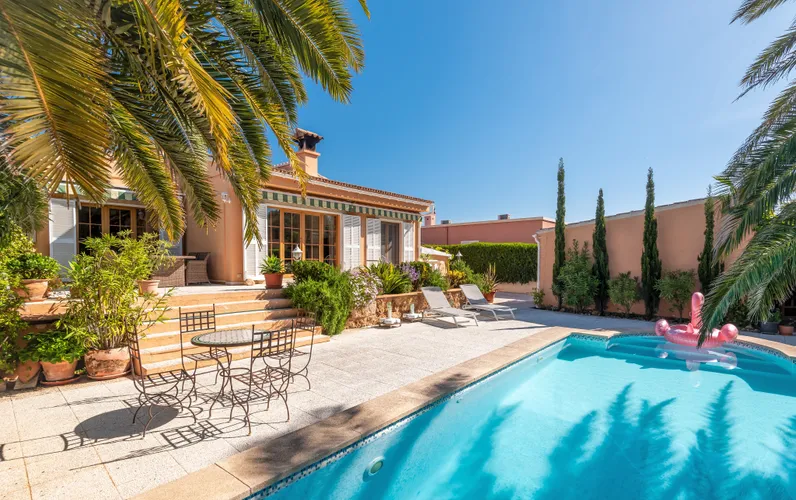 Mediterranean bungalow with pool