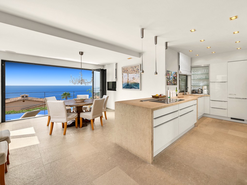 Una vila d'alta qualitat amb vistes panoràmiques al mar en una ubicació excel·lent.-9