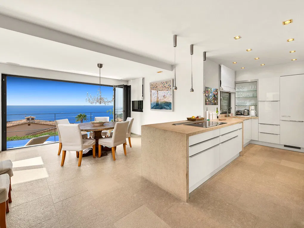 Una vila d'alta qualitat amb vistes panoràmiques al mar en una ubicació excel·lent.-9
