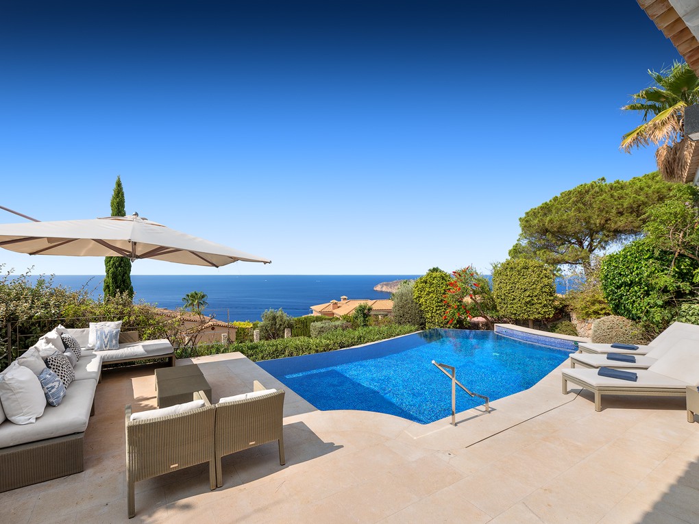 Una vila d'alta qualitat amb vistes panoràmiques al mar en una ubicació excel·lent.