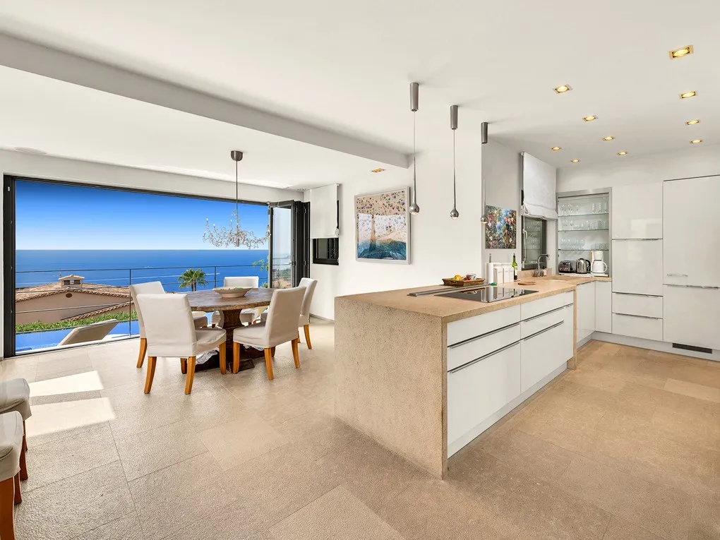 Hoogwaardige villa met panoramisch uitzicht op zee-9