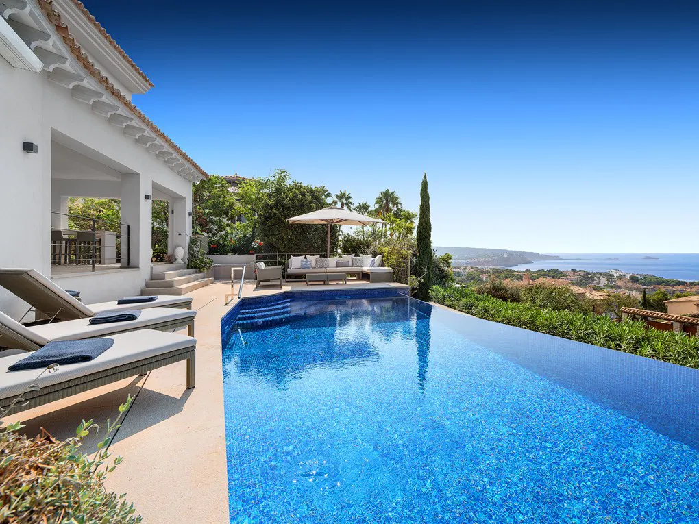 Una vila d'alta qualitat amb vistes panoràmiques al mar en una ubicació excel·lent.-2