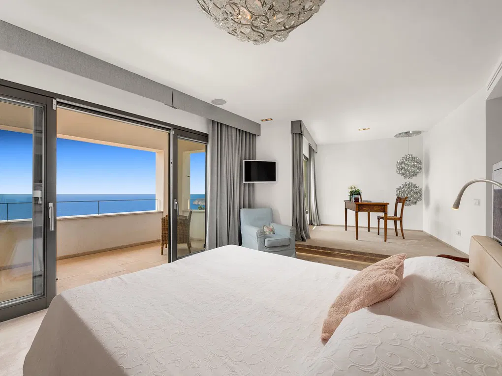 Una vila d'alta qualitat amb vistes panoràmiques al mar en una ubicació excel·lent.-12