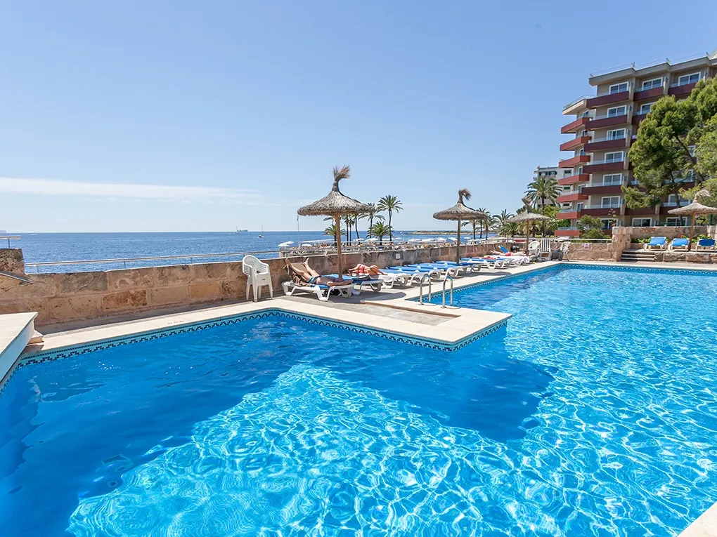 Renoveret lejlighed i boligkompleks med adgang til havet-12