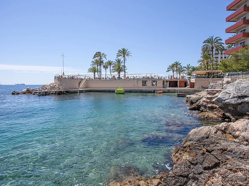 Renoveret lejlighed i boligkompleks med adgang til havet-13