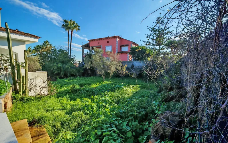 Large urban plot with Mediterranean bungalow