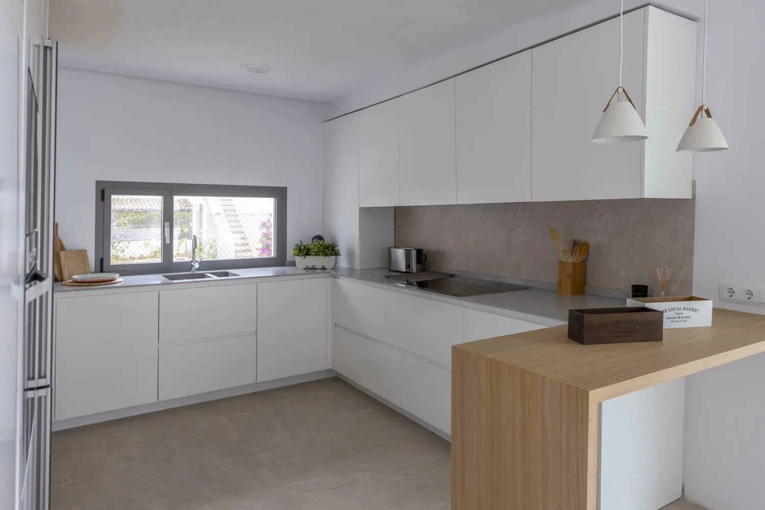 Modernes Einfamilienhaus mit Pool und Garten-6