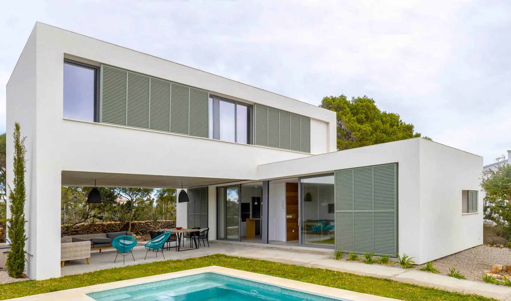 Modernes Einfamilienhaus mit Pool und Garten-11