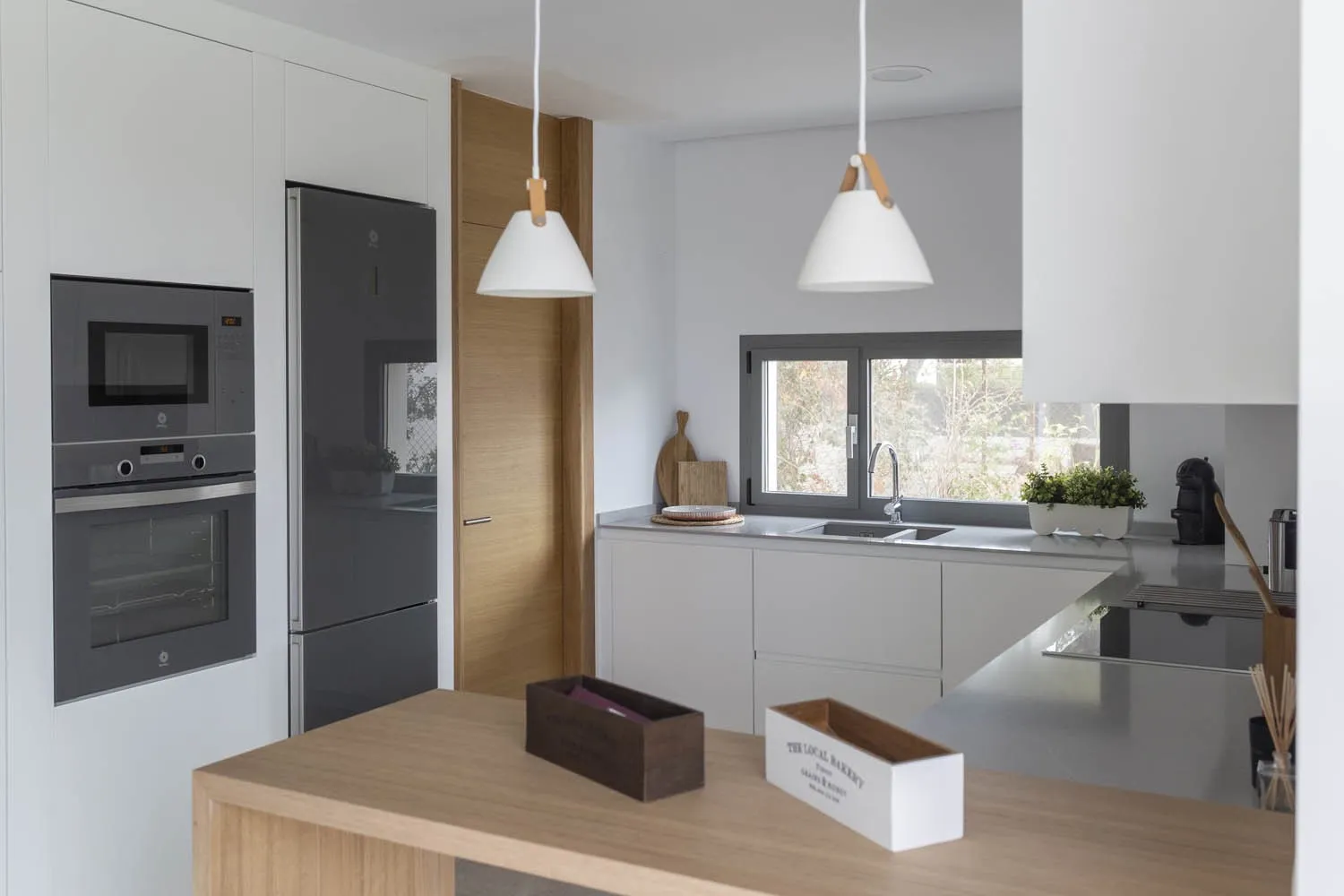 Modernes Einfamilienhaus mit Pool und Garten-8