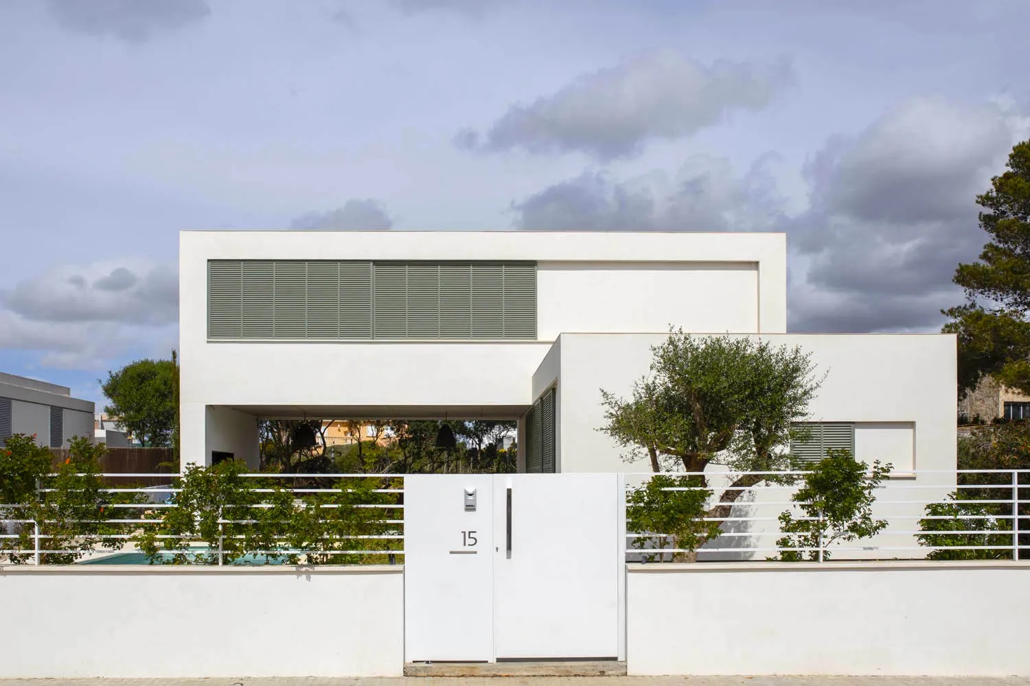 Modernes Einfamilienhaus mit Pool und Garten-12