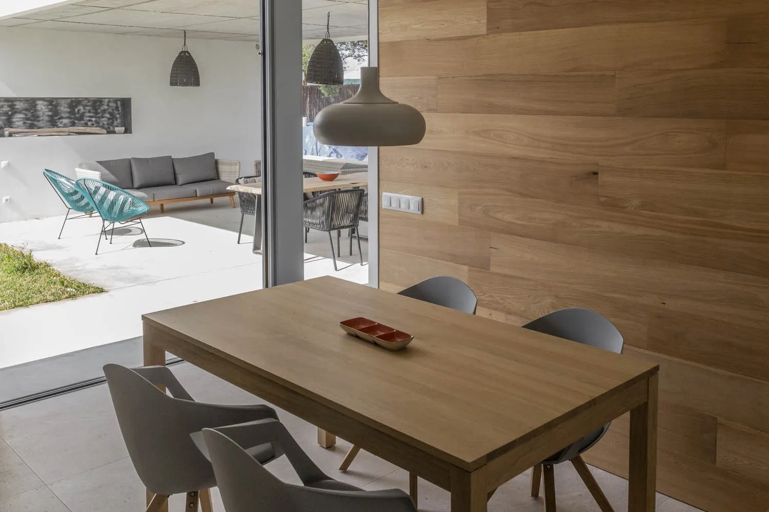 Modernes Einfamilienhaus mit Pool und Garten-5