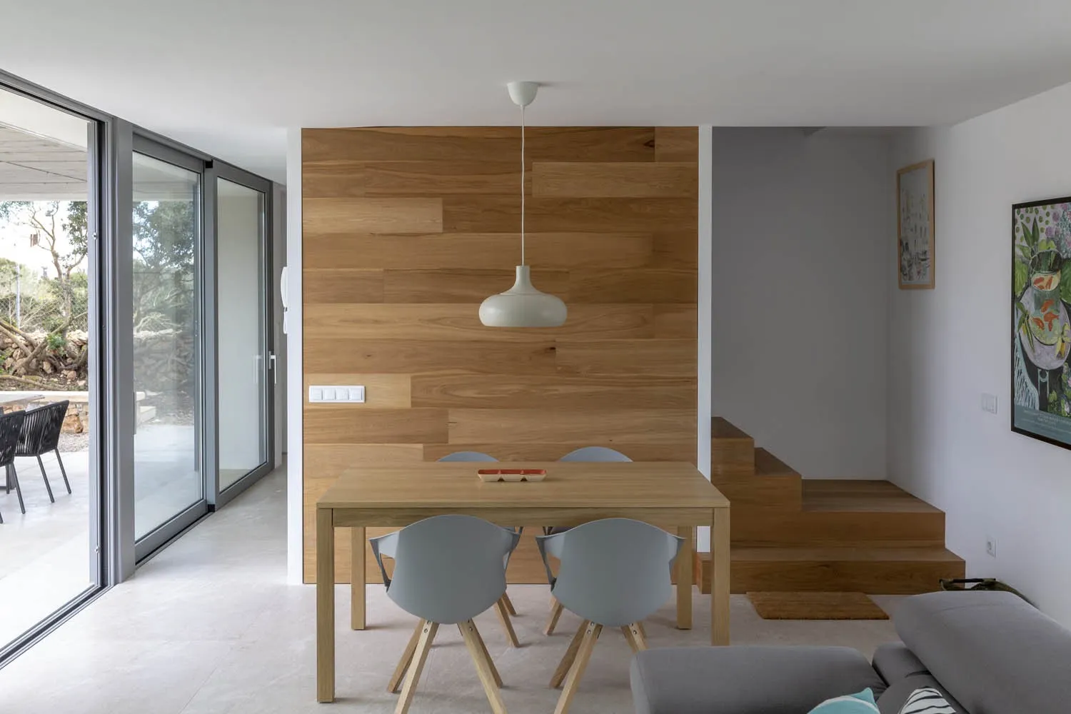 Modernes Einfamilienhaus mit Pool und Garten-4