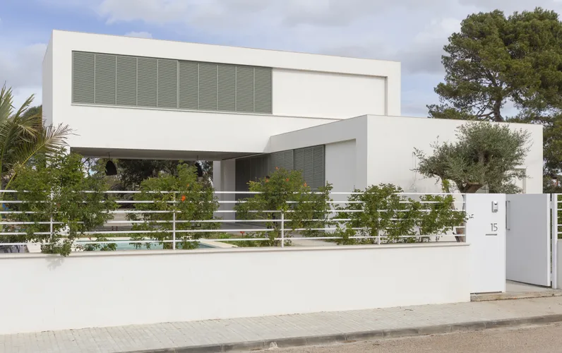 Nowoczesny dom wolnostojący z basenem i ogrodem