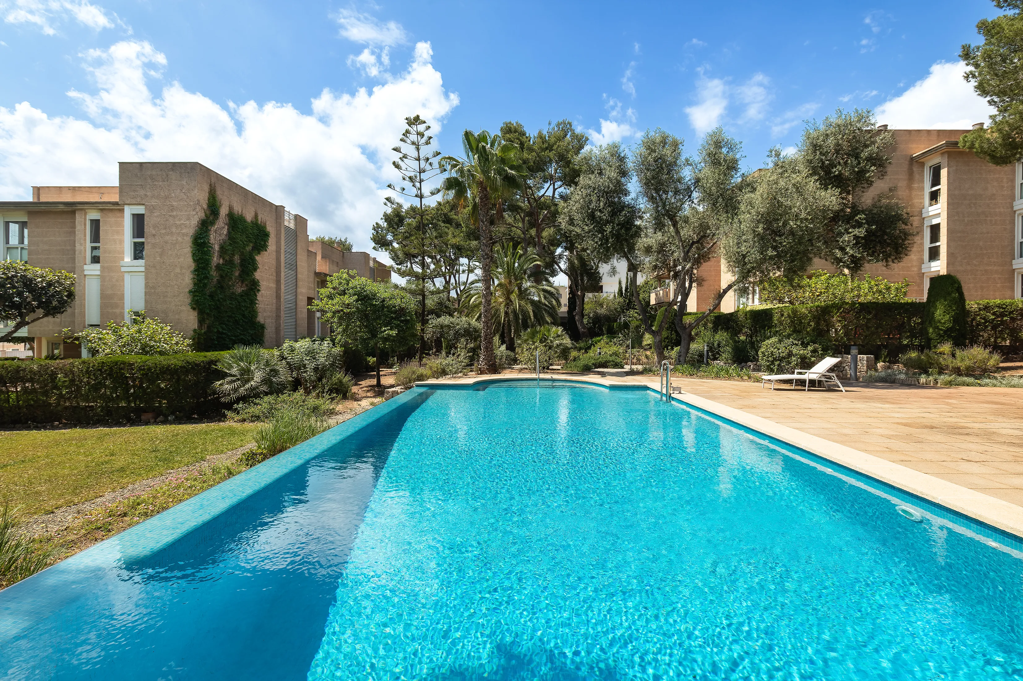 Dúplex renovat amb gran jardí-1