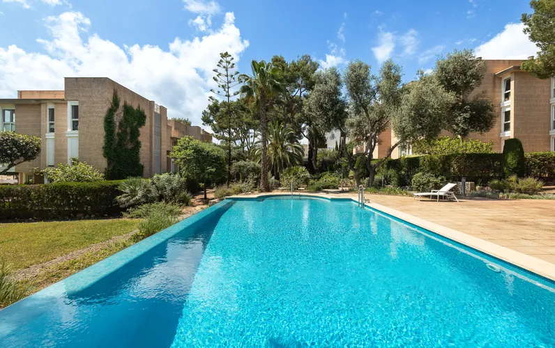 Renovated duplex with large garden in Bonanova