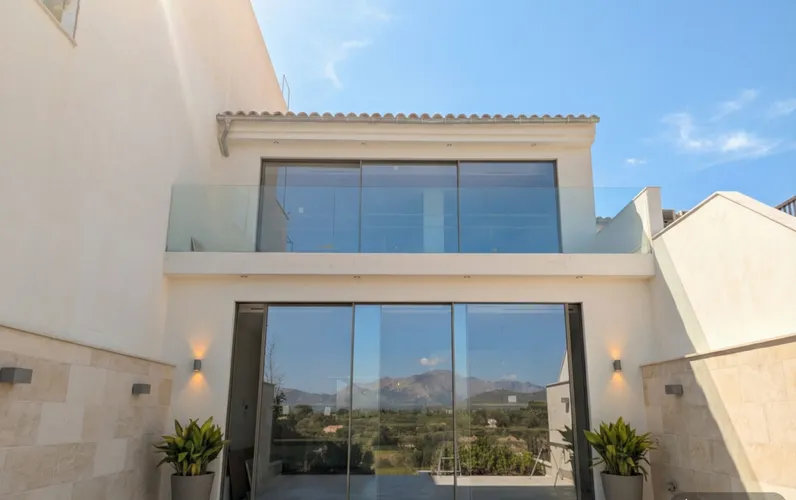 Villetta a schiera di nuova costruzione con vista panoramica, piscina e giardino a Llubí