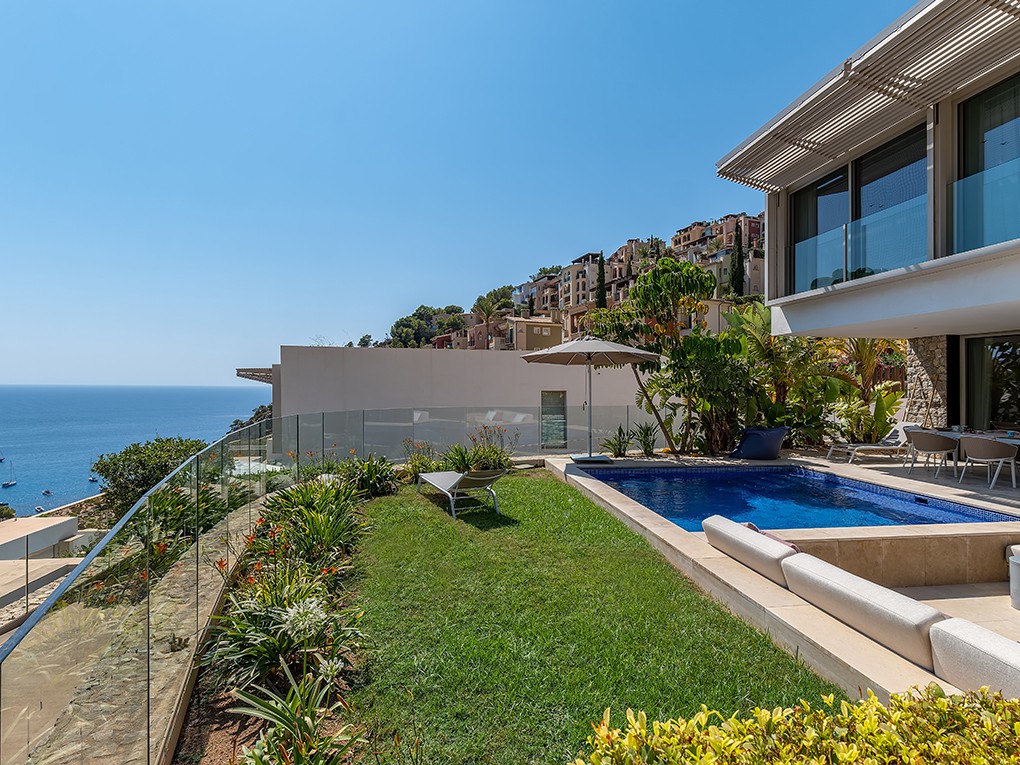 Vila moderna amb vistes al mar