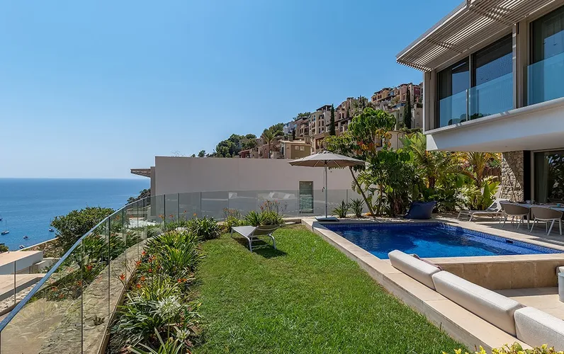 Vila moderna amb vista al mar