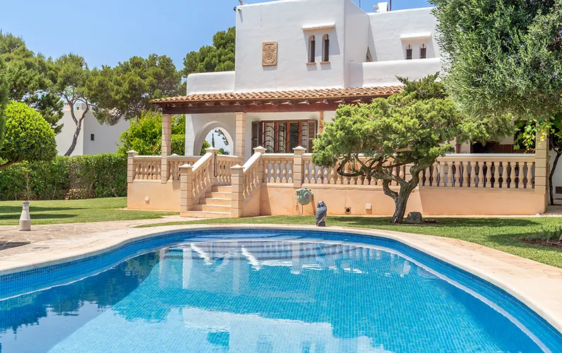 Oasis de tranquil·litat mediterrània en segona línia de mar a Cala Gran amb llicència de lloguer