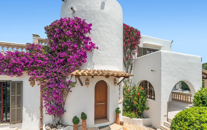 Mediterranean property in the second sea line at Cala Gran with rental license