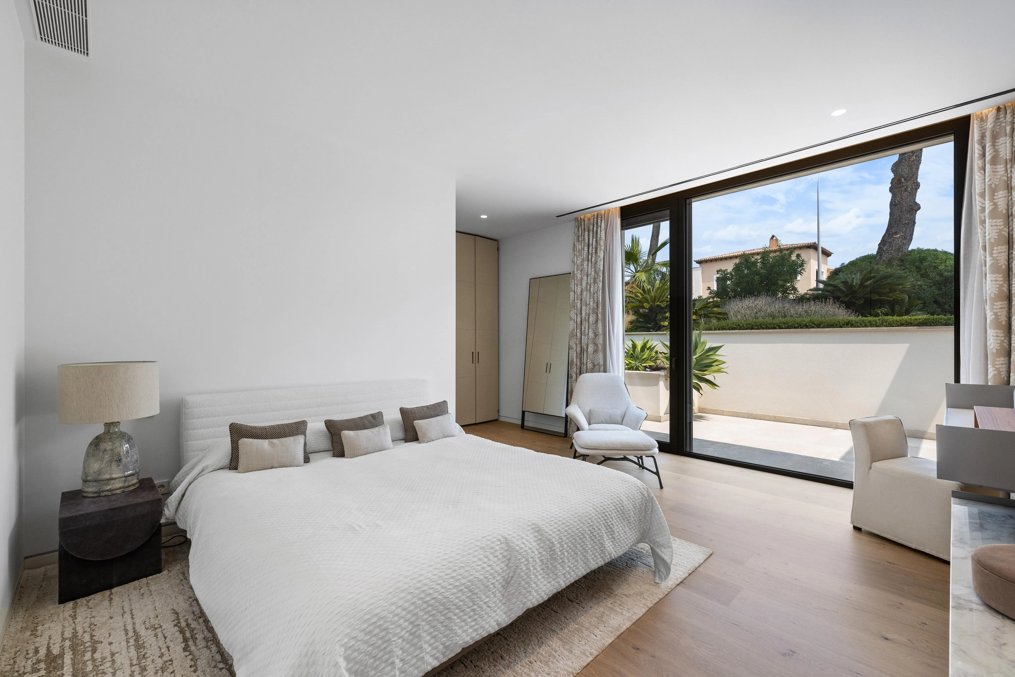 Vila de disseny amb alta eficiència energètica en enclavament exclusiu-11