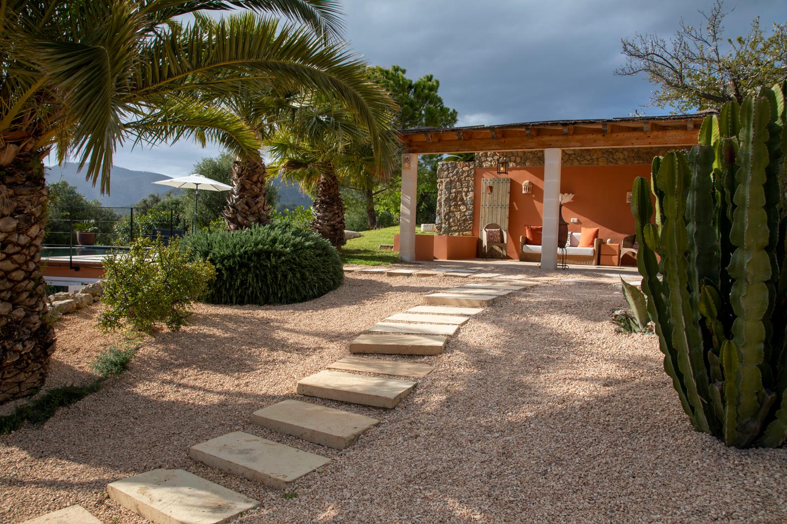 Wonderfully quiet home with stunning views in Alaro-12