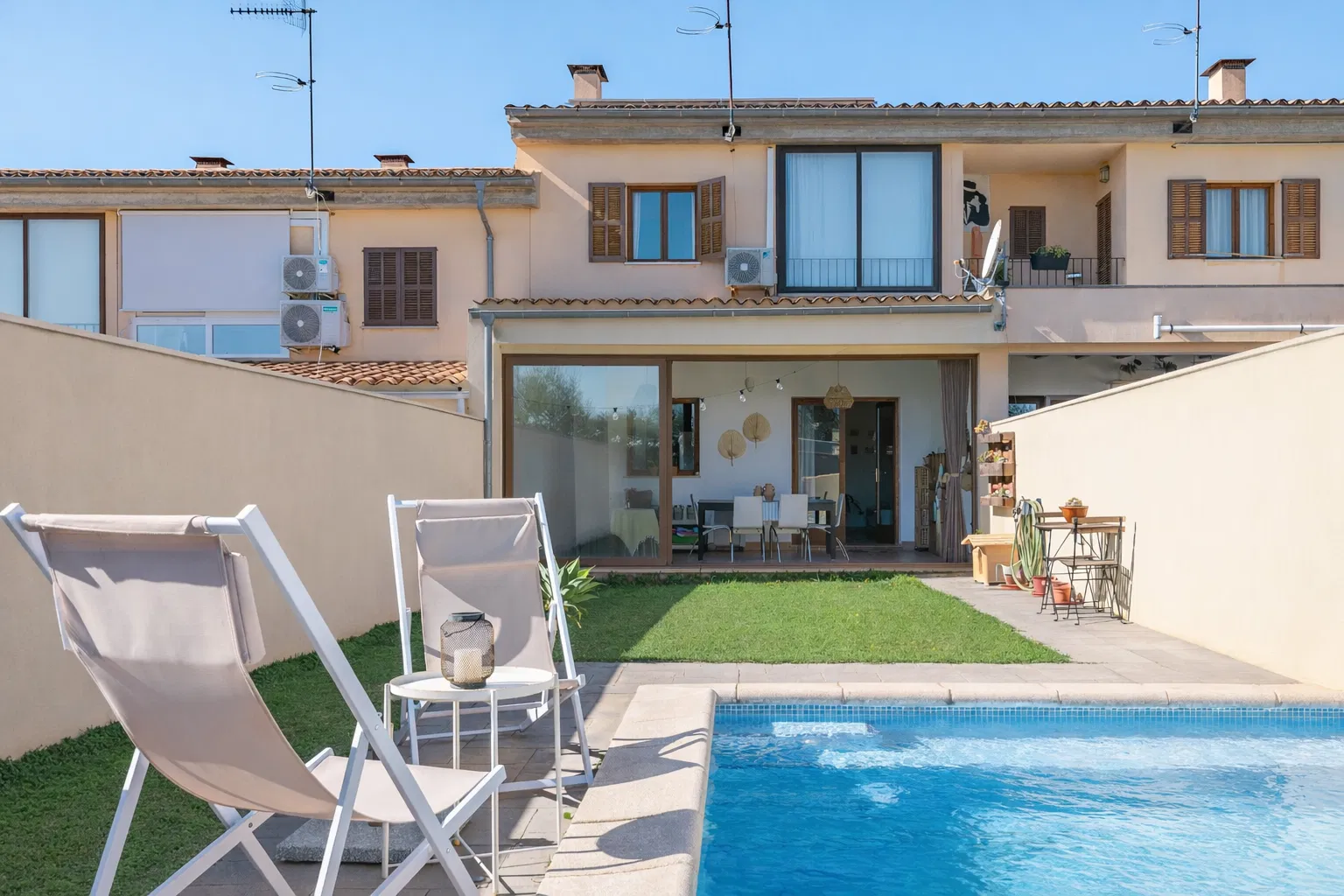 Charming rowhouse with pool & mountain views-1