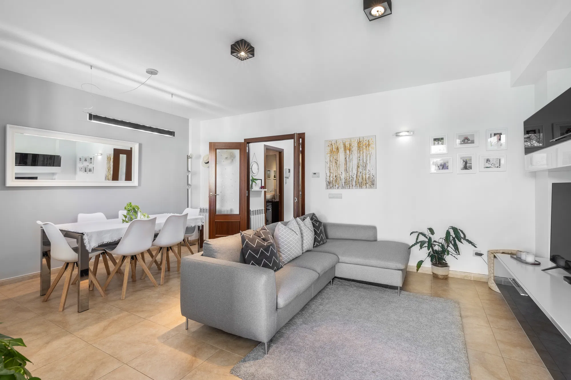 Charming rowhouse with pool & mountain views-6