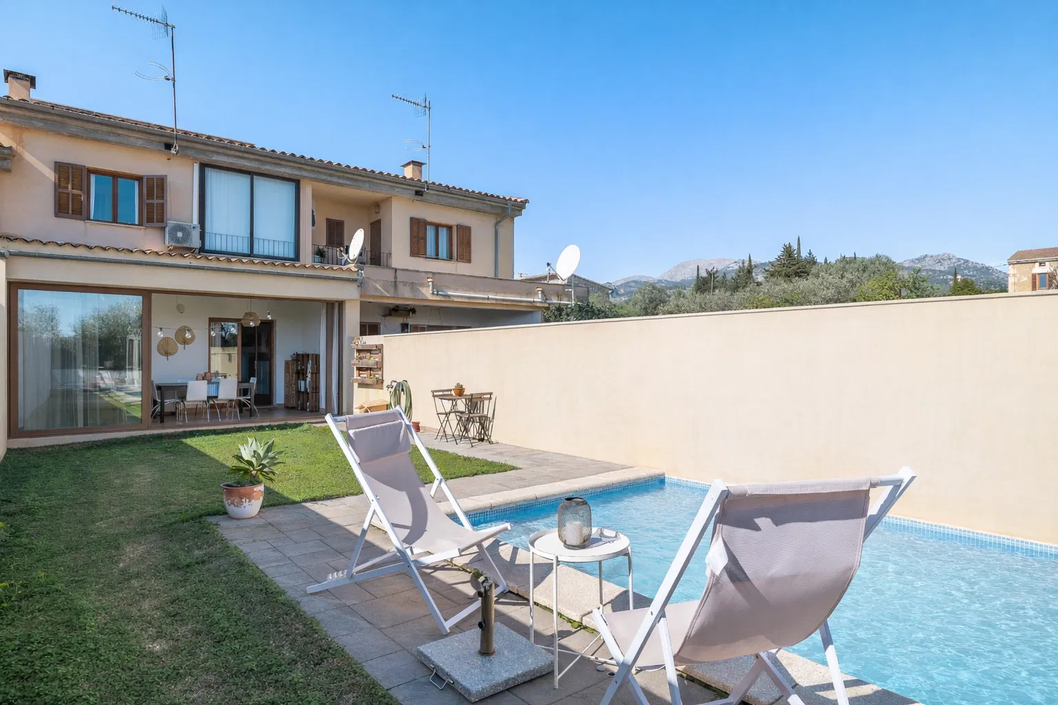 Charming rowhouse with pool & mountain views-2
