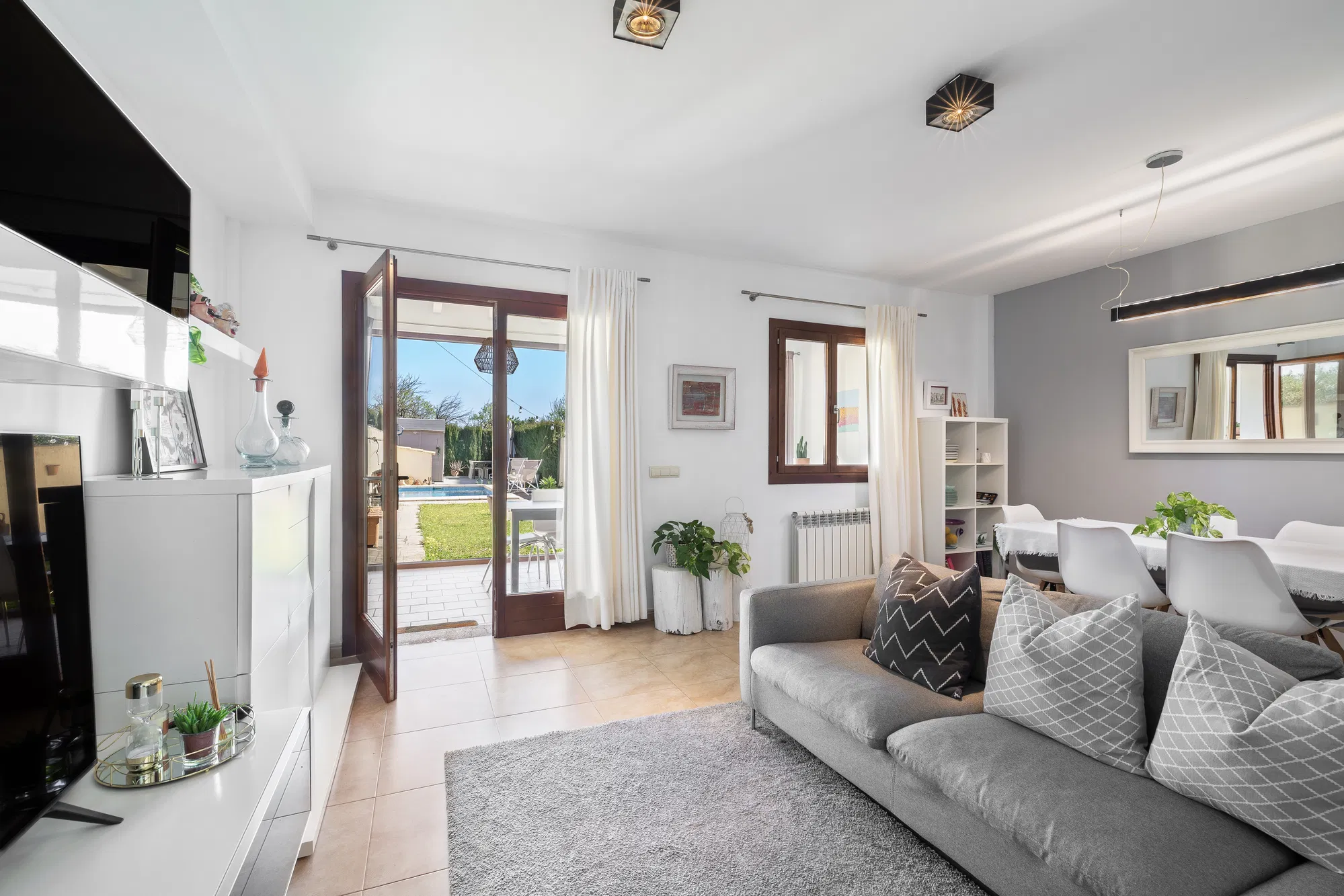 Charming rowhouse with pool & mountain views-7