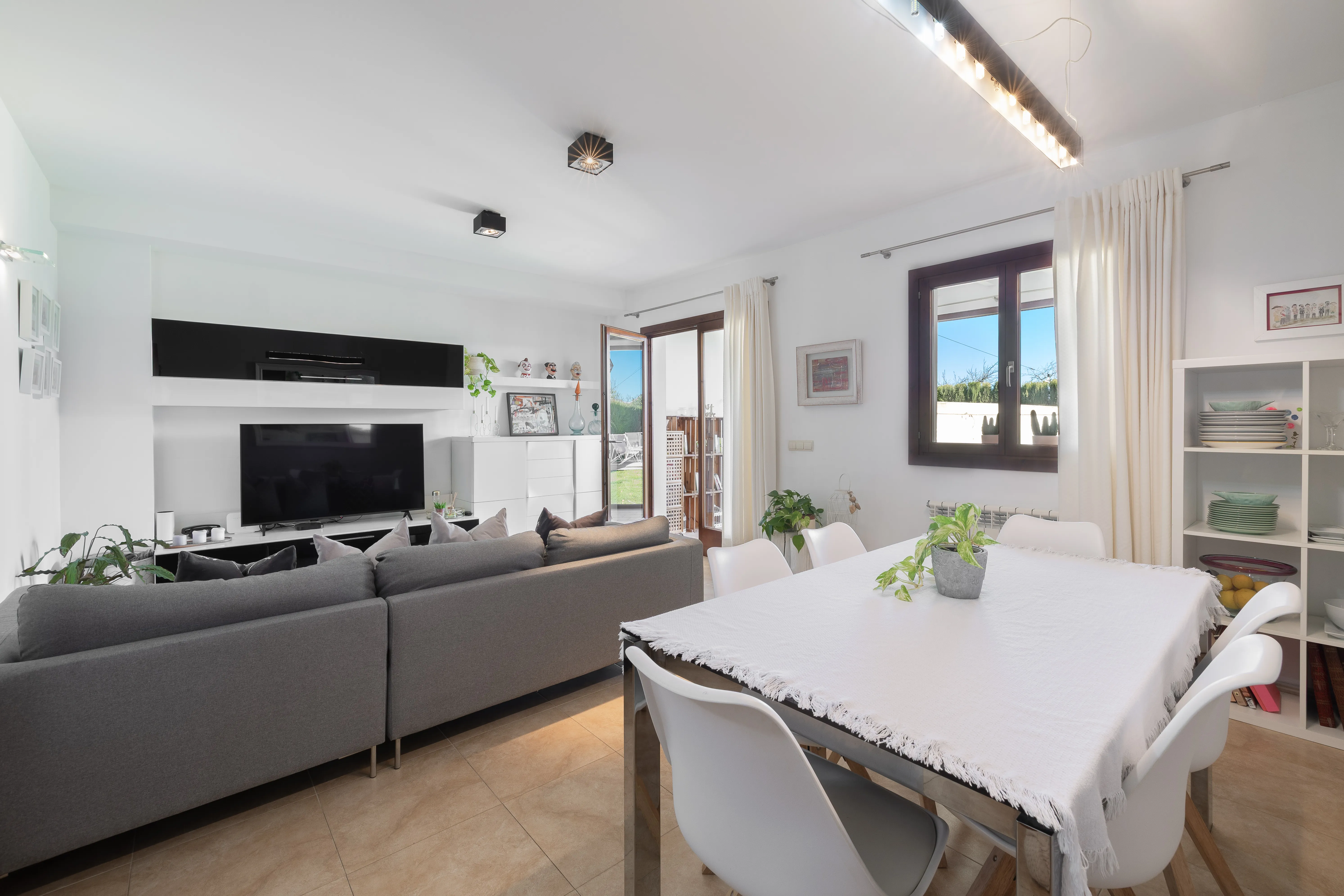 Charmant rijtjeshuis met zwembad & uitzicht op de bergen-5