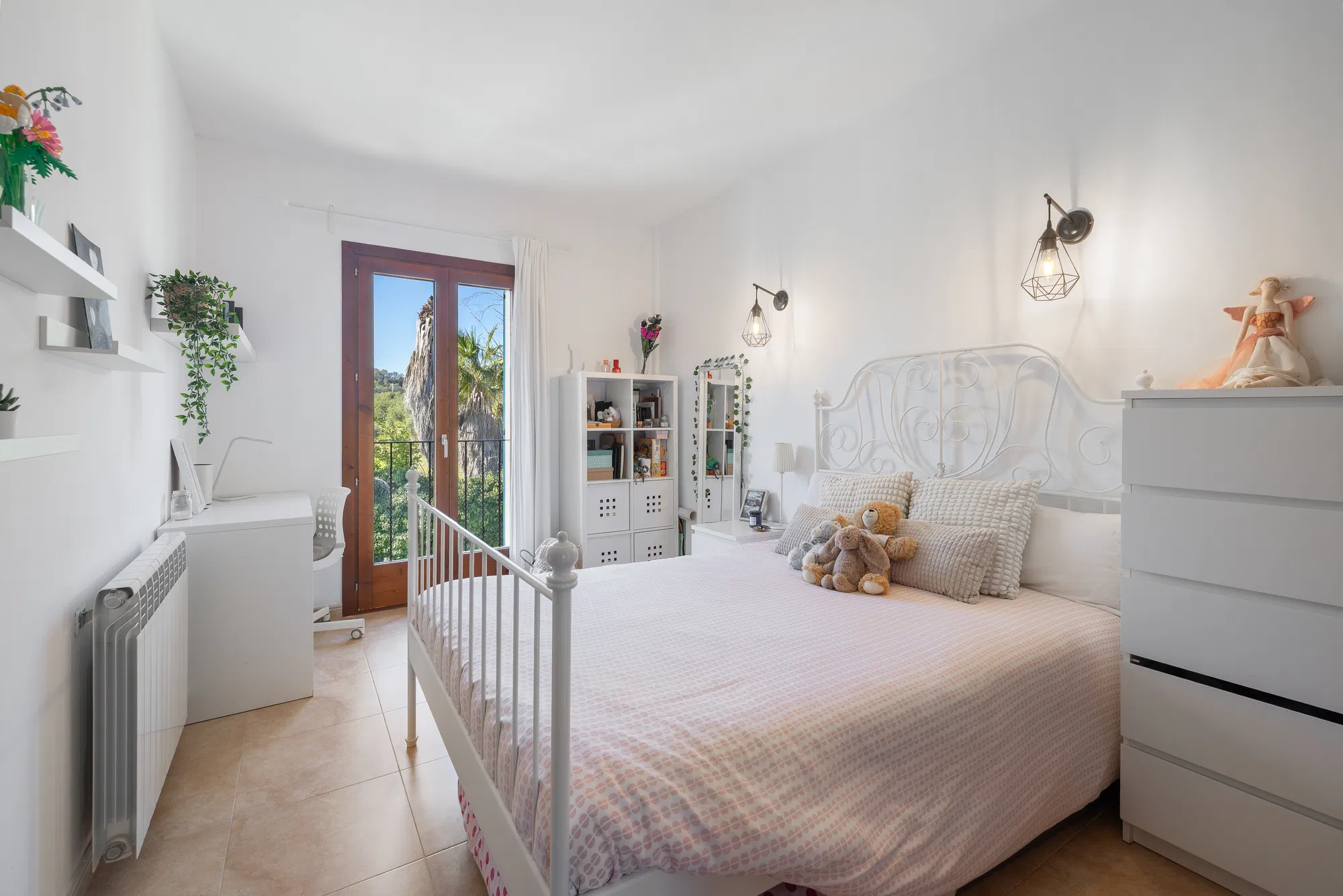 Charming rowhouse with pool & mountain views-10