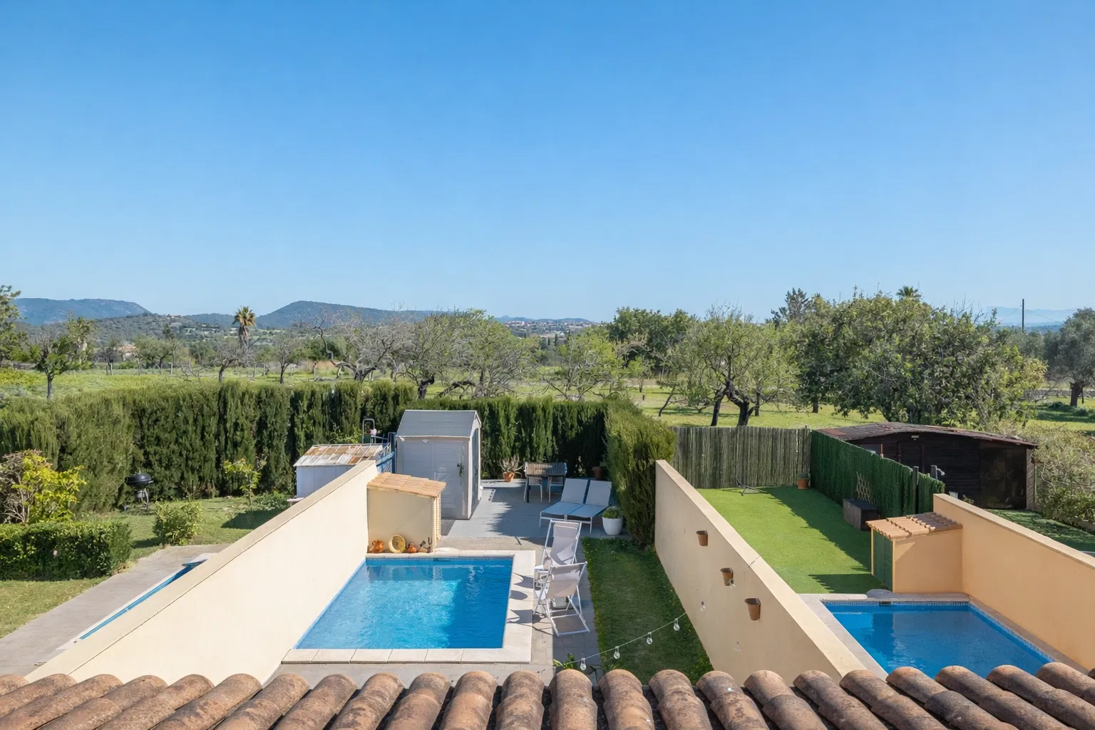 Charming rowhouse with pool & mountain views-18