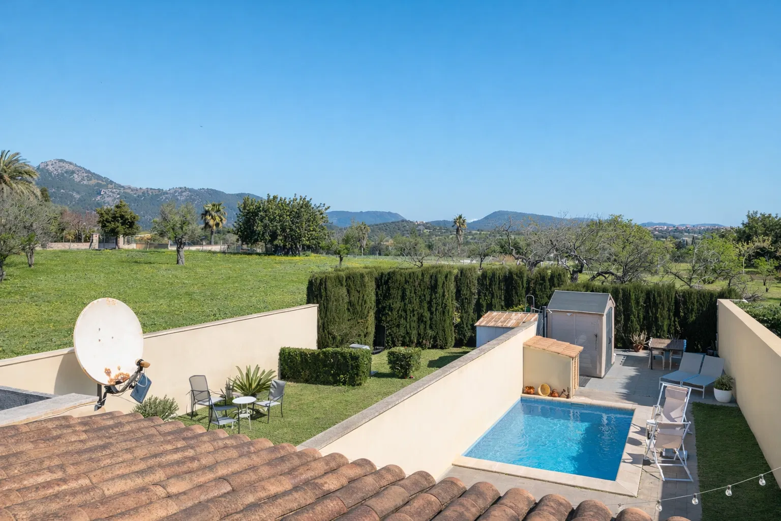 Charming rowhouse with pool & mountain views-17